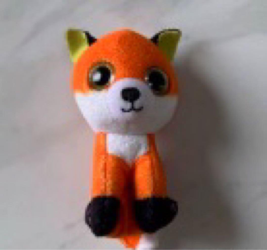オレンジ色のキツネのぬいぐるみ