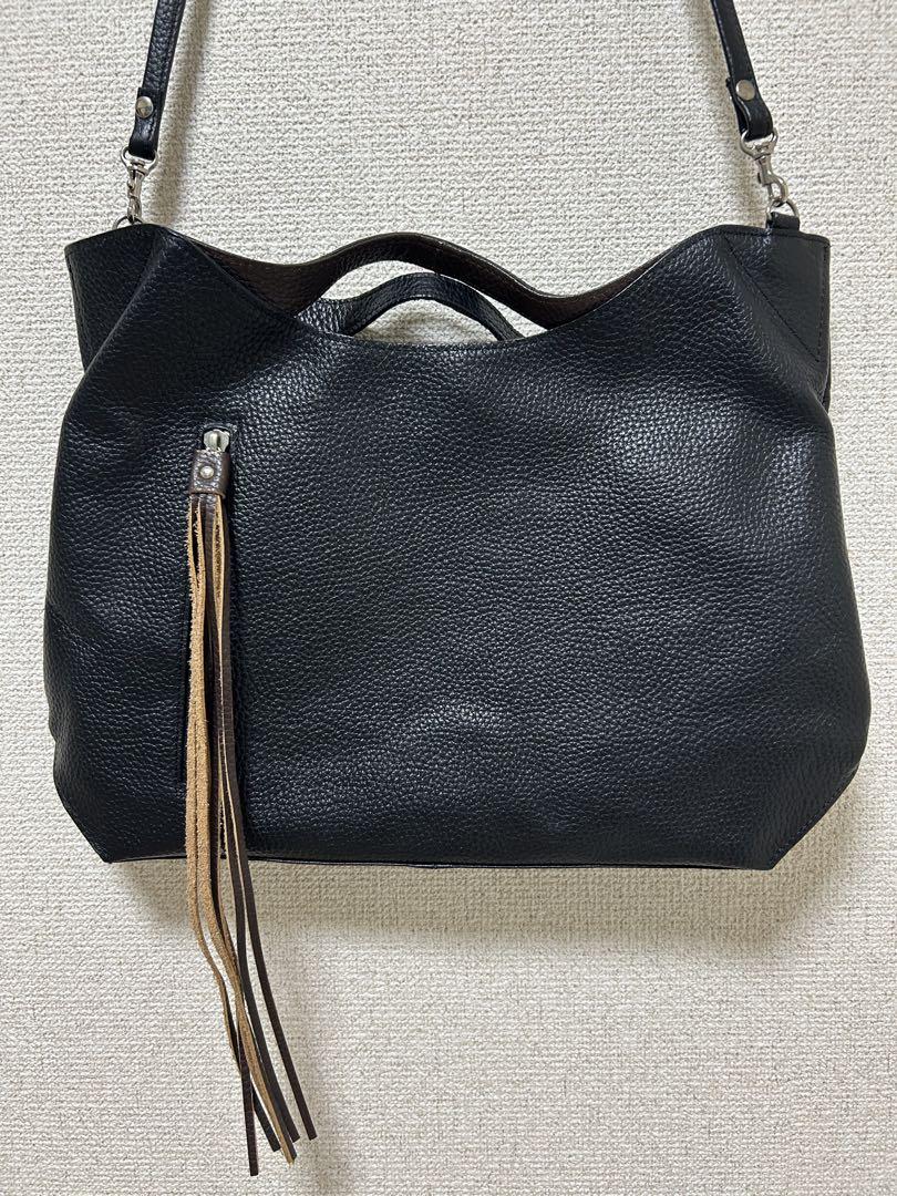 ブラックレザー調ショルダーバッグ フリンジ付き