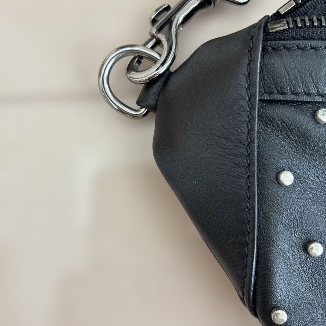 JIMMY CHOO ブラック レザーボディバッグ　スタッズ1個取れ有り★美品★ JIMMY CHOO ブラックレザー ボディバッグ - メルカリ