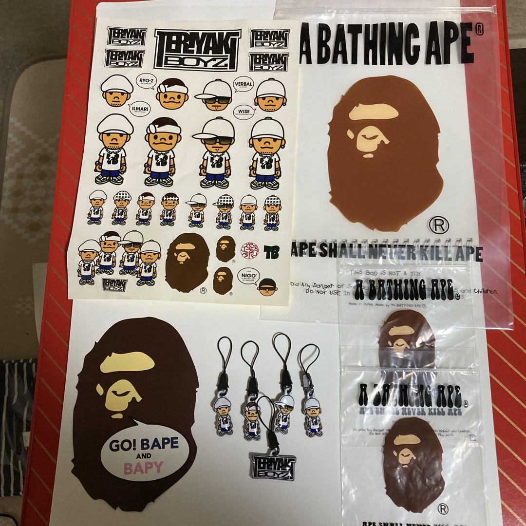 A Bathing ApeとTeryaki Boyzコラボステッカーとストラップ