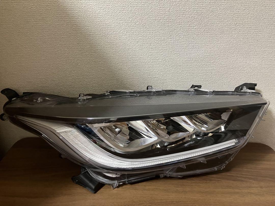 トヨタ ヤリス 純正LEDヘッドライト右側