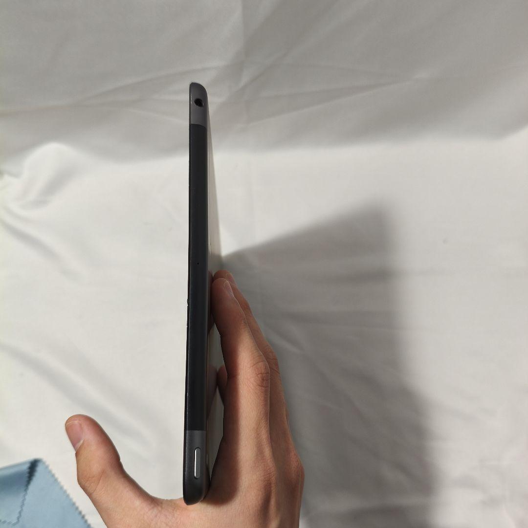 iPad 第7世代 2019年モデル　32GB Cellular 白ロム