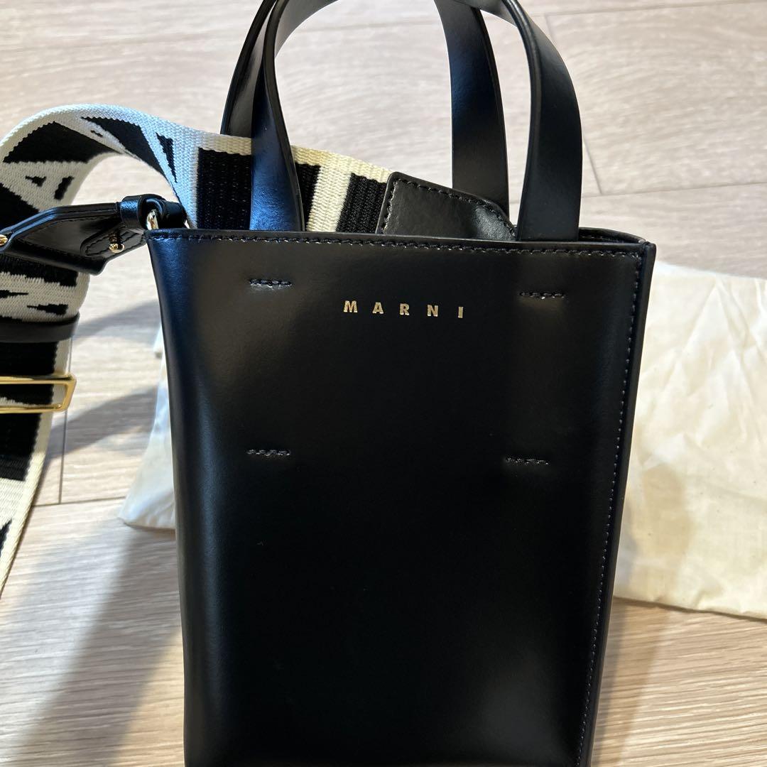 MARNI ブラックレザーショルダーバッグ
