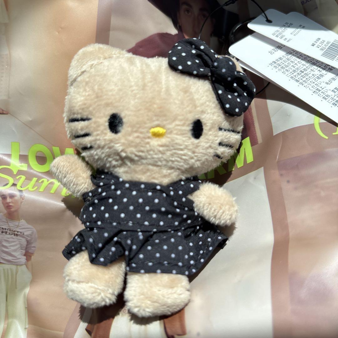 me %ローリーズファーム　日焼けキティ　ぬいぐるみキーホルダー　黒白ドット me %ローリーズファーム 日焼けキティ ぬいぐるみキーホルダー