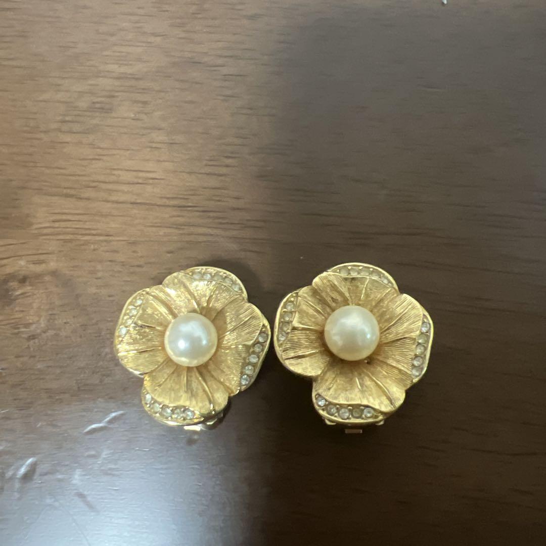 Catherine Malandrino 花の形状ピアス