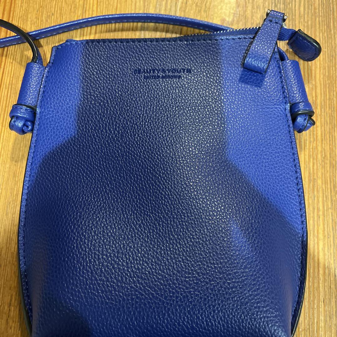 青のレザーショルダーバッグ