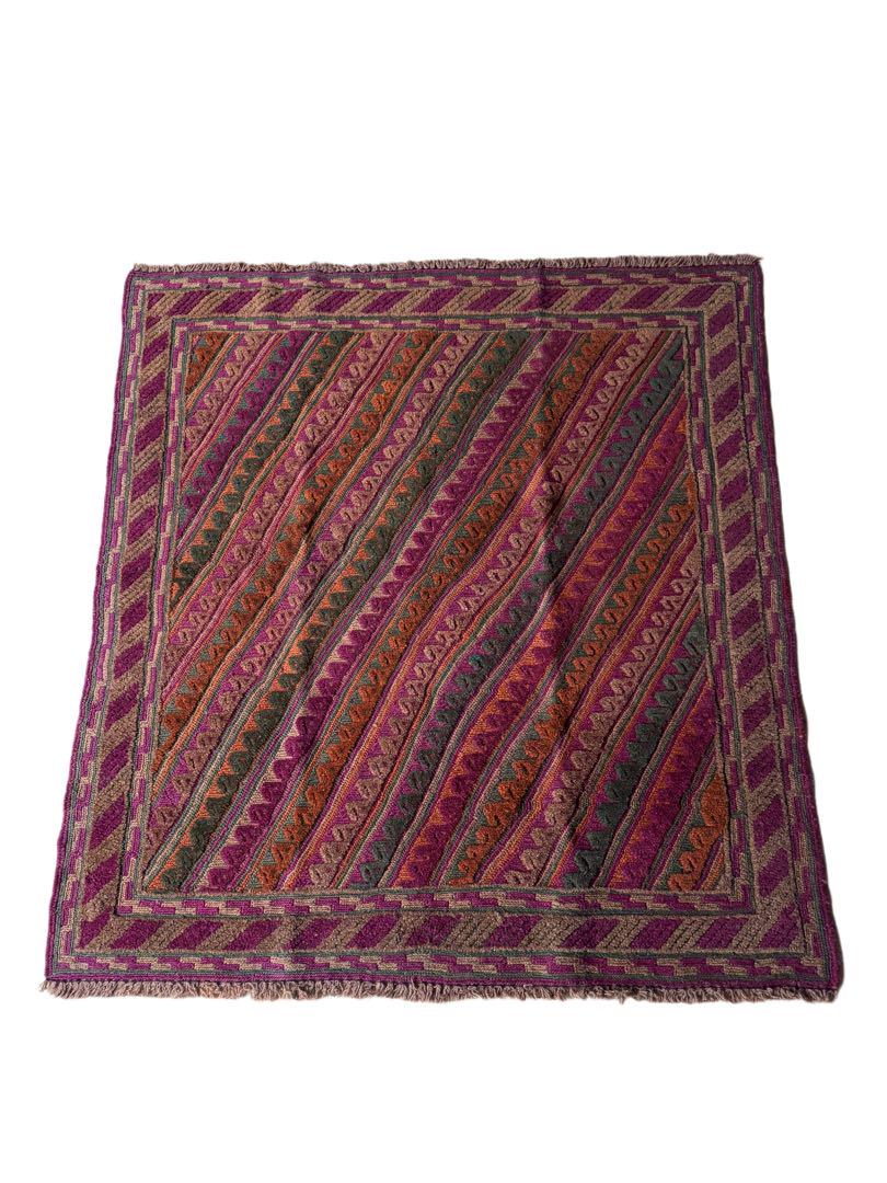 トライバルラグ ヴィンテージ家具 127×119cm 手織り 絨毯