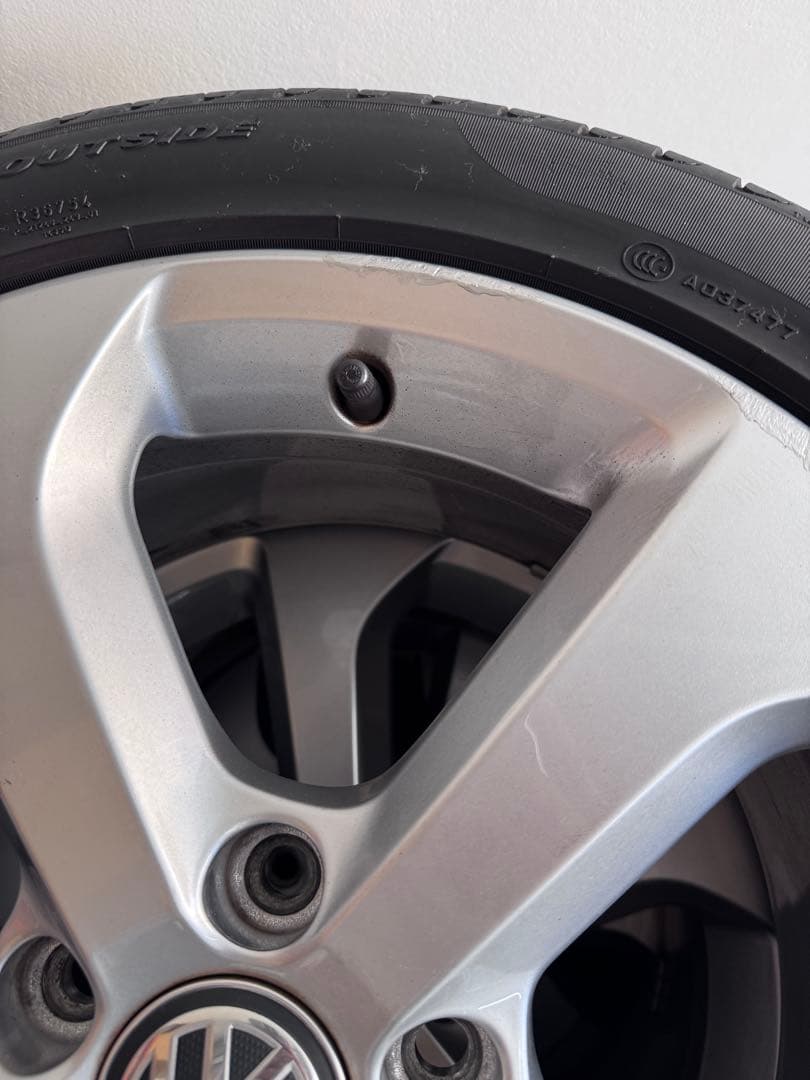 VW ゴルフ7.5GTI純正225/45 R17 PIRELLIバリ溝タイヤ20