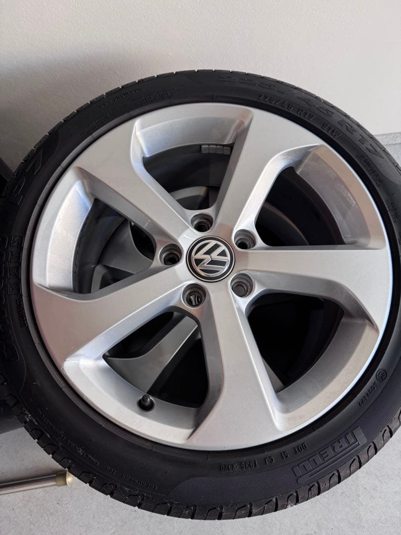 VW ゴルフ7.5GTI純正225/45 R17 PIRELLIバリ溝タイヤ20