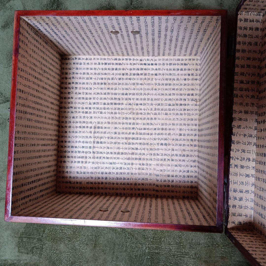 伝統的な和風木製物入れ