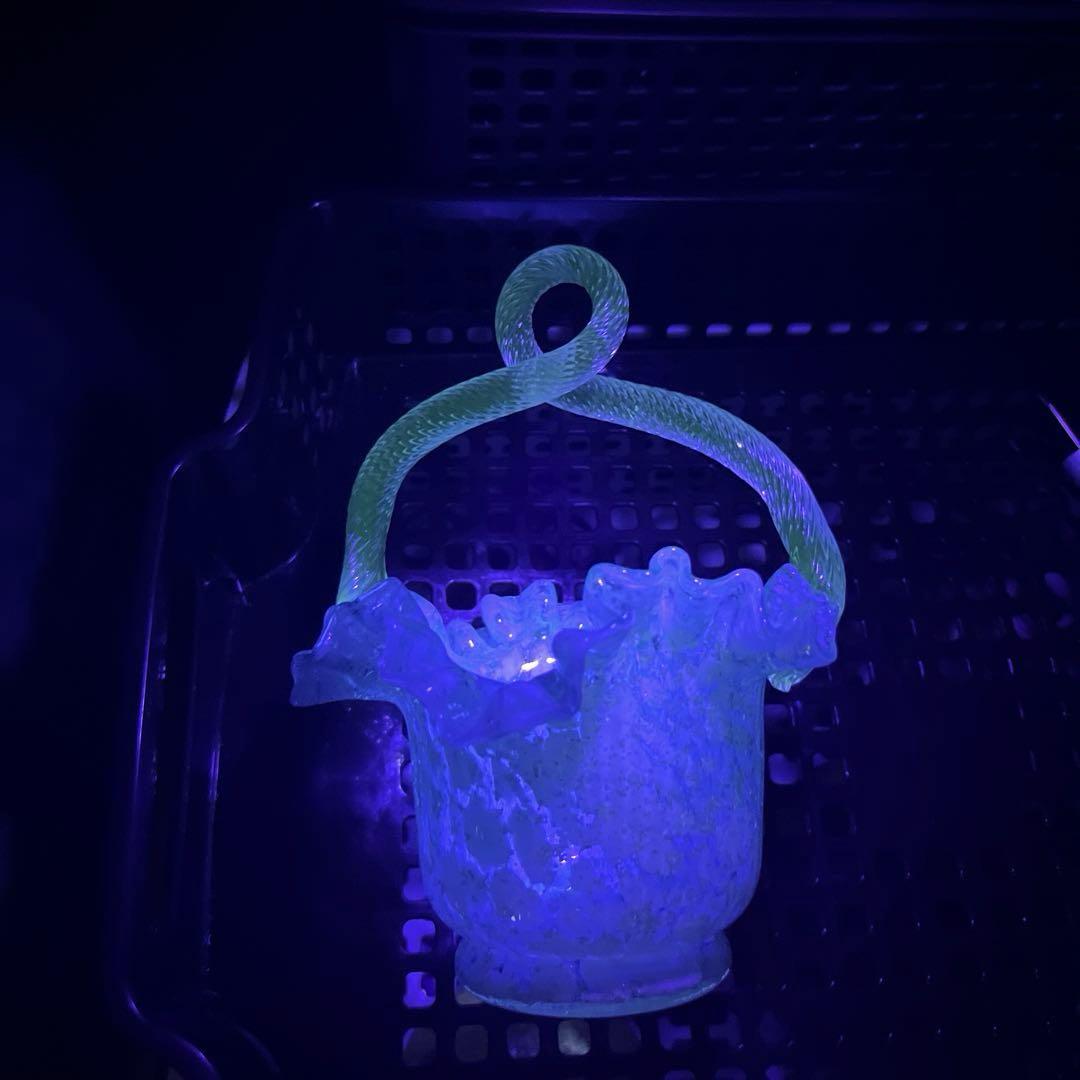 骨董　時代ガラス　銀粉爆変　水色吹雪紋　取手付き　フリル　菓子器　花器　ウラン