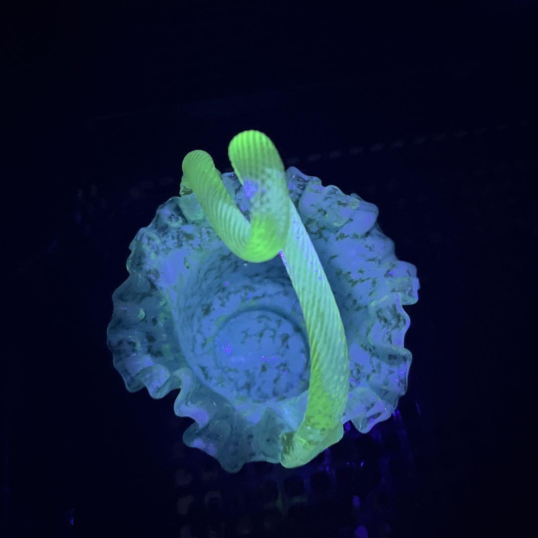 骨董　時代ガラス　銀粉爆変　水色吹雪紋　取手付き　フリル　菓子器　花器　ウラン