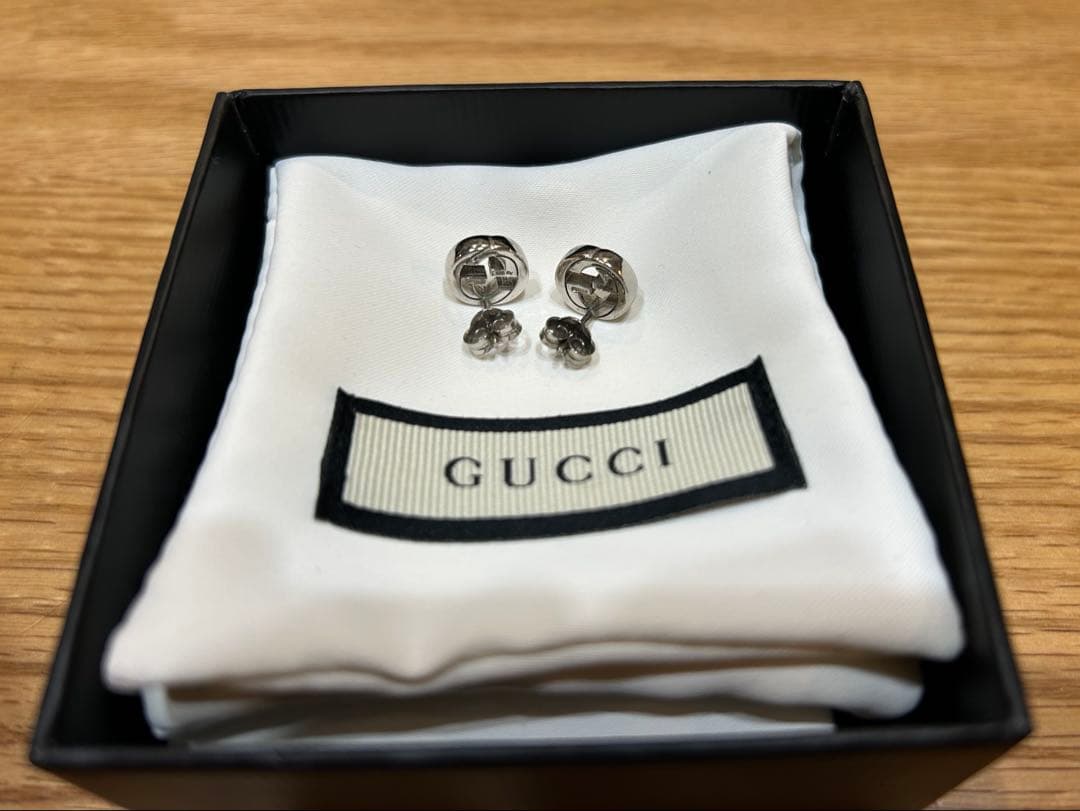 GUCCI ロゴデザイン シルバーピアス ギフトボックス付き GUCCI ロゴデザイン シルバーピアス ギフトボックス付き
