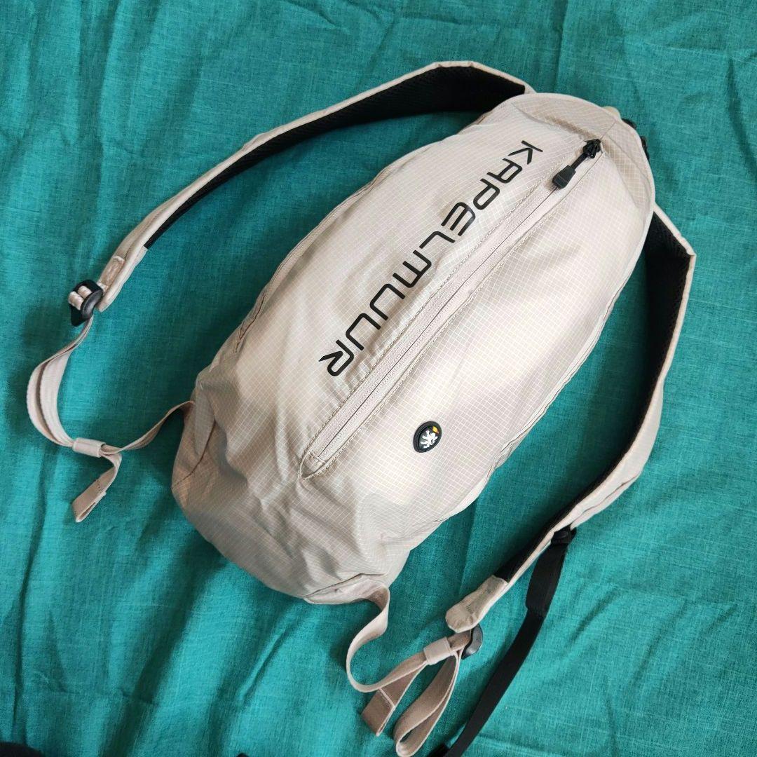 カペルミュール　ライトスリムバックパック 9L グレーベージュ