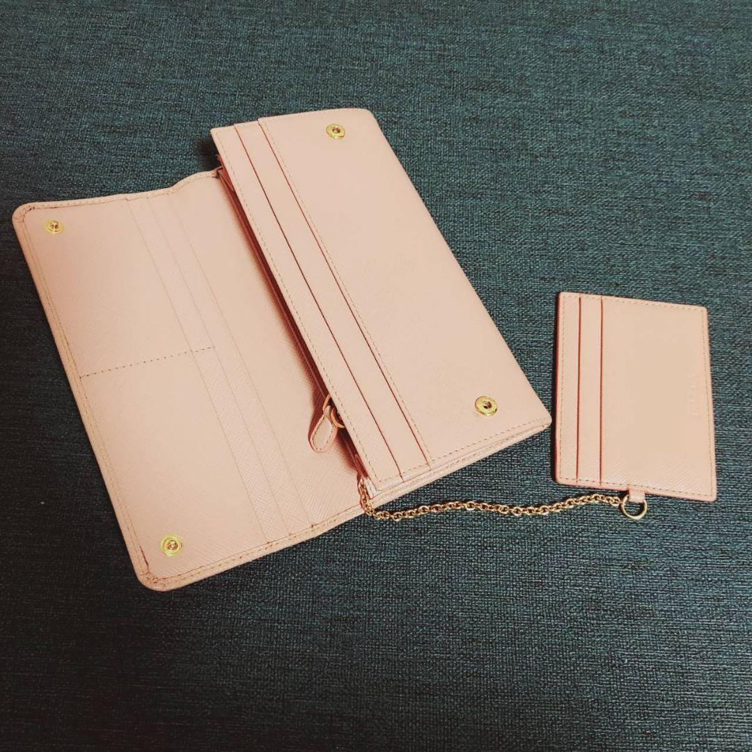 PRADAプラダ リボン付きピンクベージュ長財布　折り財布　金金具
