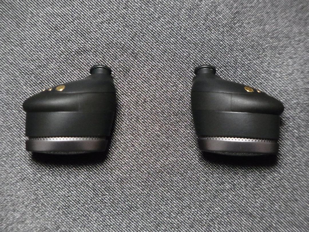 【ほぼ新品！新品革ケース付属】Bowers & Wilkins Pi8 ブラック
