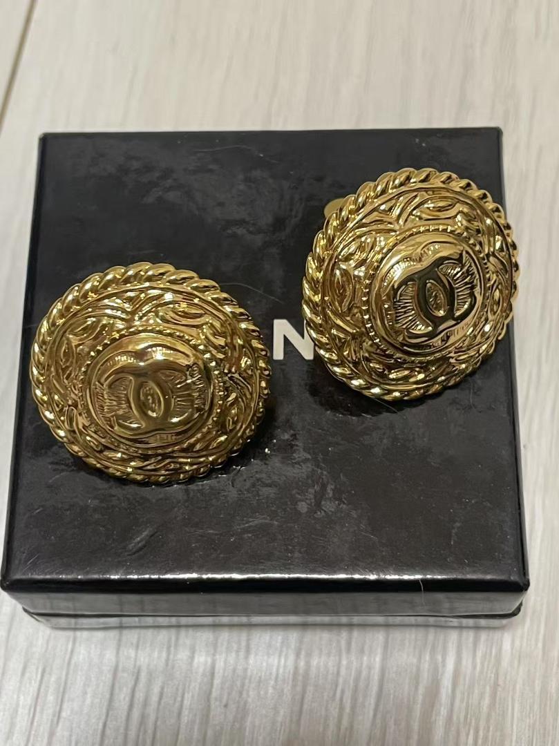 CHANEL ゴールド ロゴ イヤリング