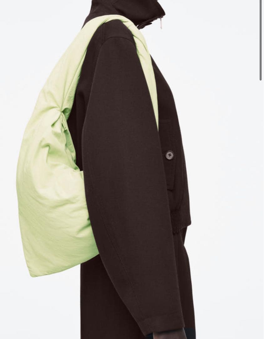 cos ハイシャインショルダーバッグ HIGH-SHINE SHOULDER BAG ハイシャインショルダーバッグ｜COS