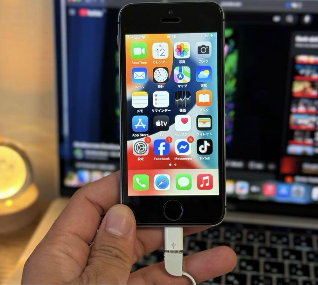 美品 iPhone SE SIMフリー 最大量バッテリー97％、おまけ付き