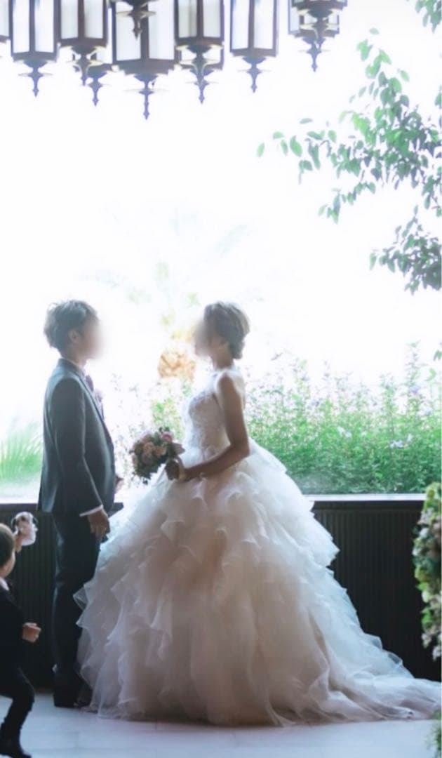 ホワイト フリル付き ウェディングドレス ホワイト フリル付き ウェディングドレス