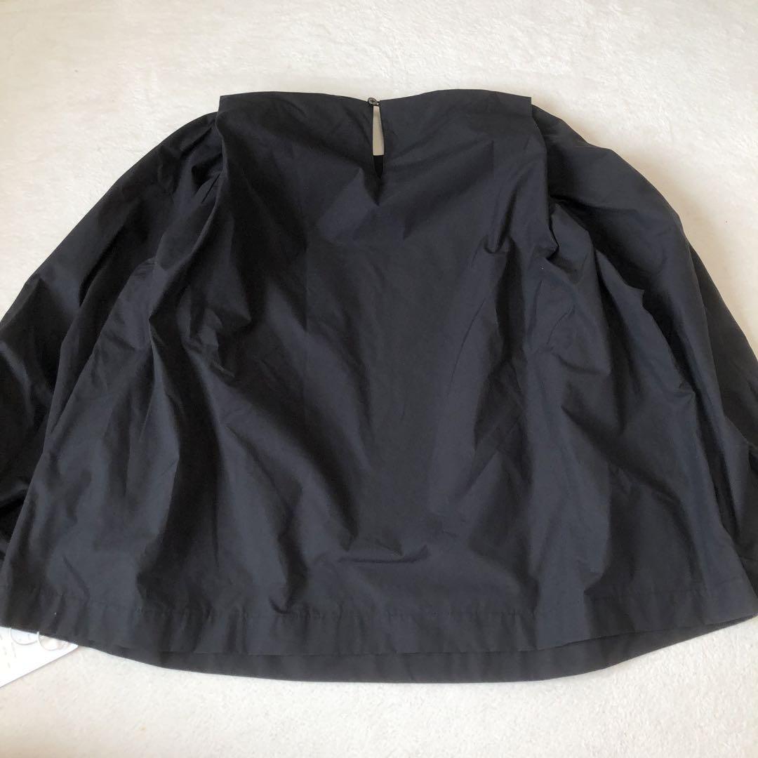 新品　ハリカエ　黒ブラウス　身幅ゆったり　ポワン袖 　お袖切り替えし 新品 ハリカエ 黒ブラウス 身幅ゆったり ポワン袖 お袖切り替え