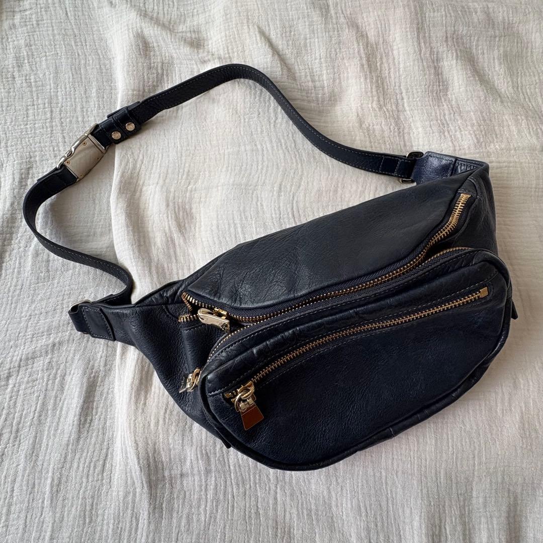 週末限定値下げ【美品】aniary ボディバッグ　ネイビー