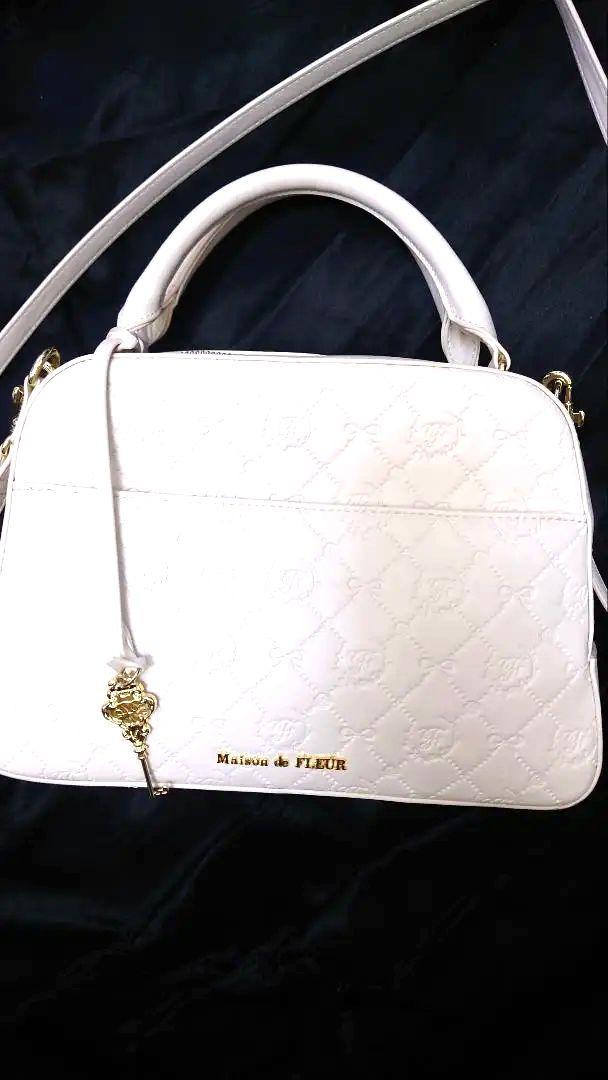 Maison de FLEUR ホワイトショルダーバッグ チャーム付き