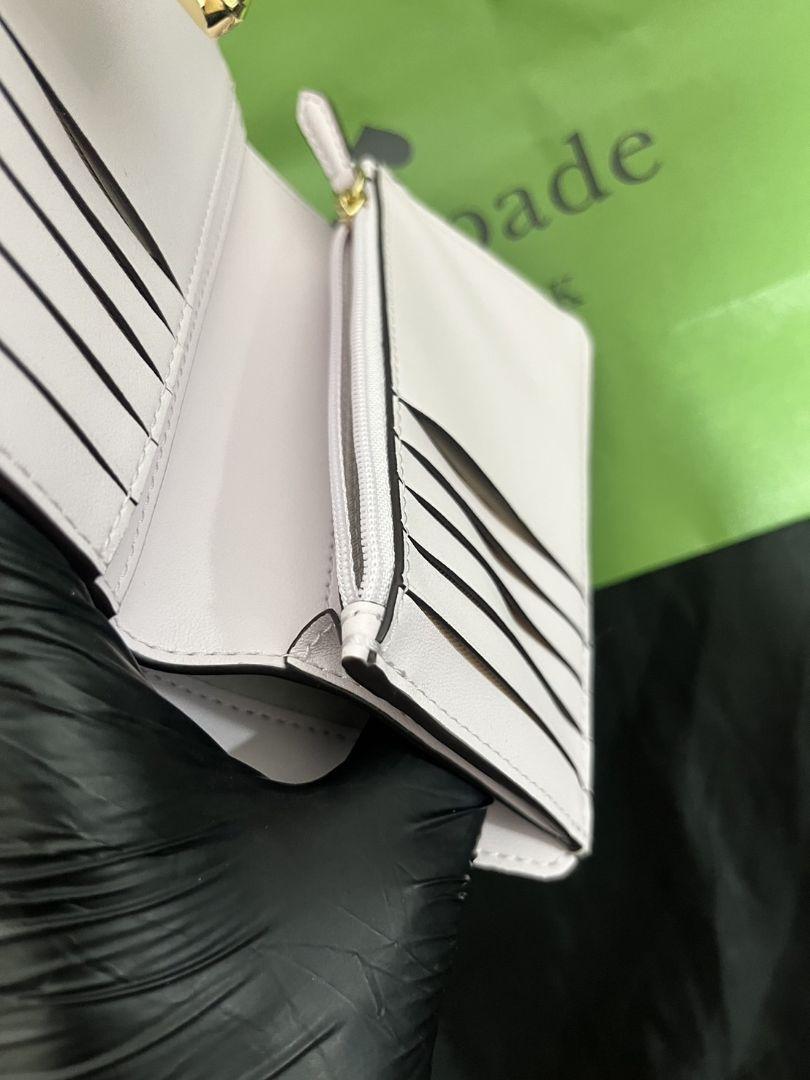 kate spade 花と蝶の二つ折り財布 - メルカリ