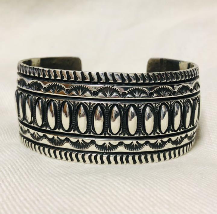 日本に インディアンジュエリー シルバーバングル スタンプワーク Navajo - バングル/リストバンド - magazine.feaffa.com 日本に インディアンジュエリー シルバーバングル スタンプワーク Navajo - バングル/リストバンド - magazine.feaffa.com