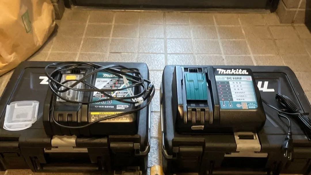 マキタ充電器と箱と工具Makita
