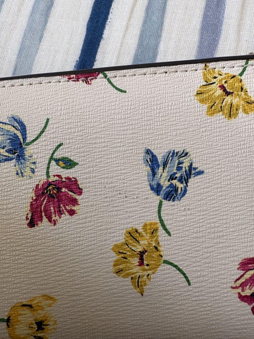 ケイトスペード　kate spade new york 春の新作　財布 ウォレット　花柄 二つ折り 二つ折り財布 レザー