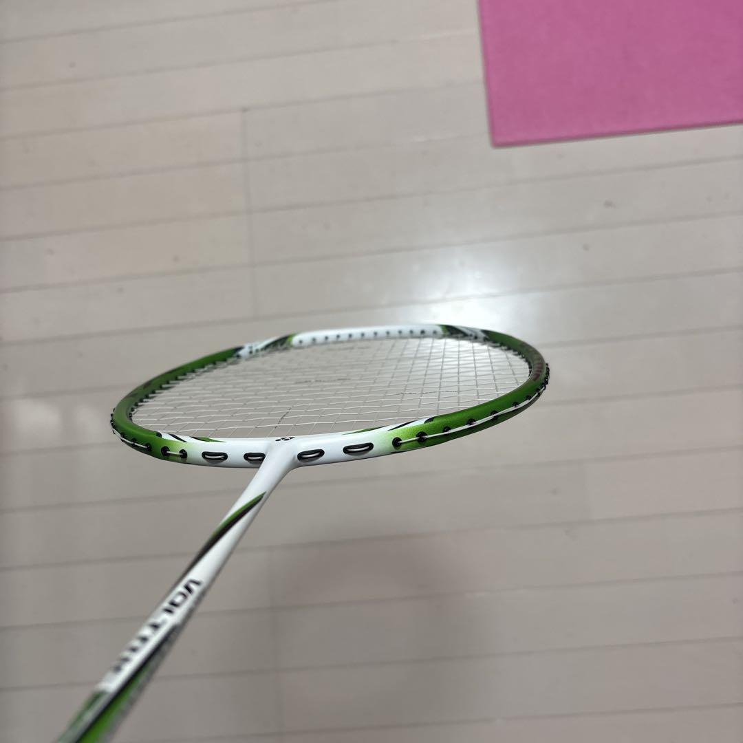 ヨネックスバドミントンラケット ホワイト グリーン