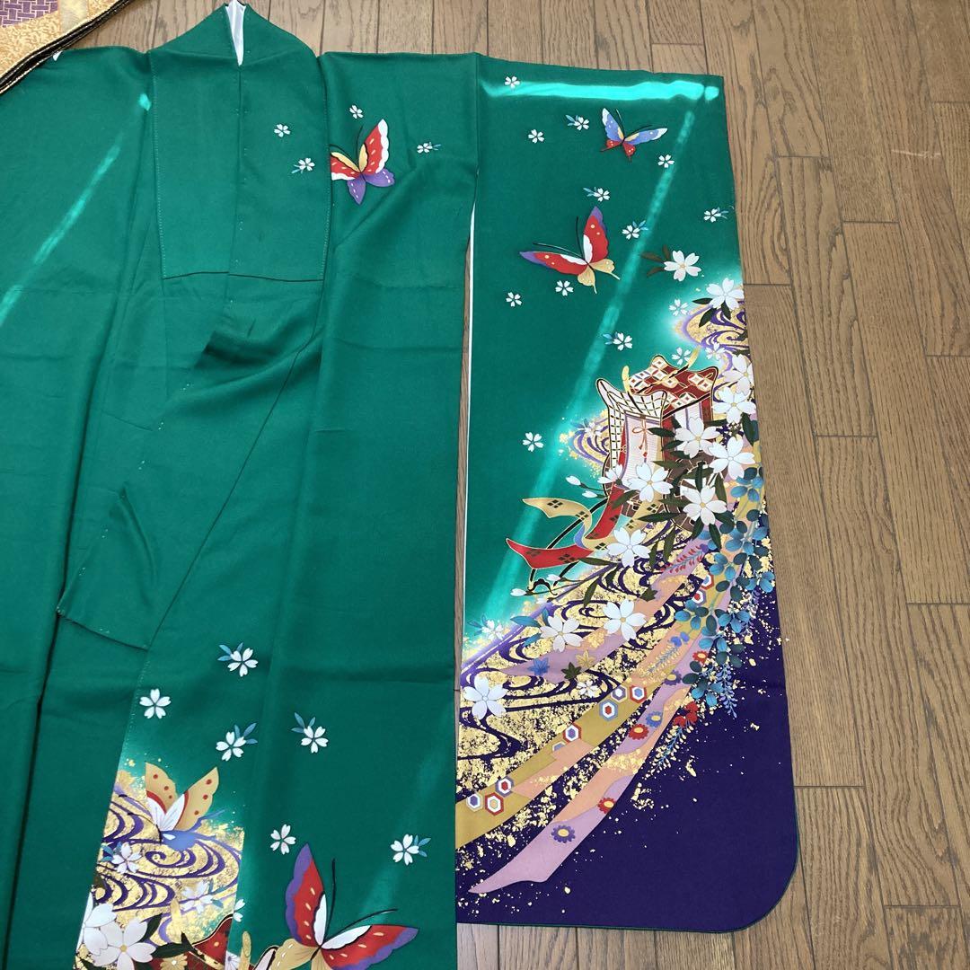 美品 振袖 生絹 使用回数1回 鮮やかな緑色 蝶.桜.御所車柄 美品 振袖 生絹 使用回数1回 鮮やかな緑色 蝶.桜.御所車柄