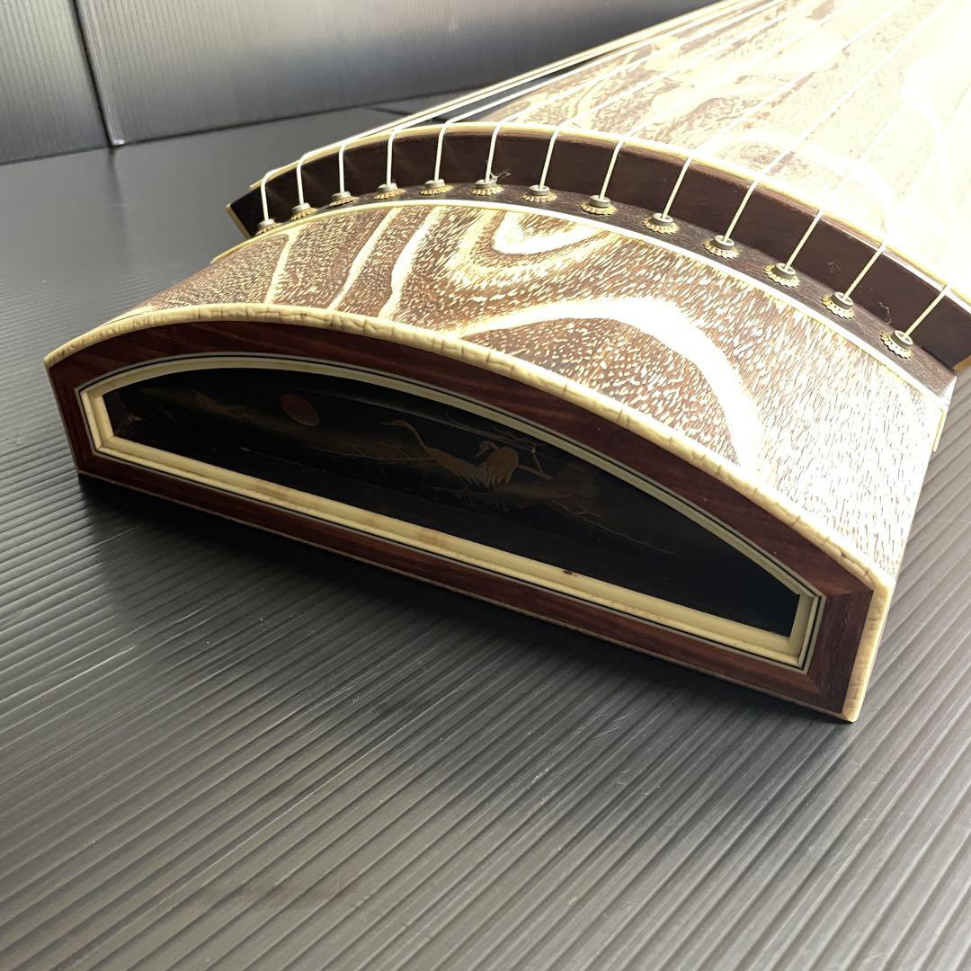 山田流　琴　箏　すだれ彫り 高級品 琴 箏 並甲 すだれ彫り 上角作り 口前風景螺鈿蒔絵 13弦