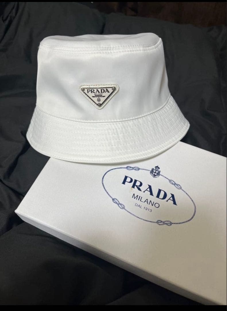 ❤️超人気のPRADA !あホワイト バケットハット 箱付き❤️ ❤️超人気のPRADA !あホワイト バケットハット 箱付き❤️