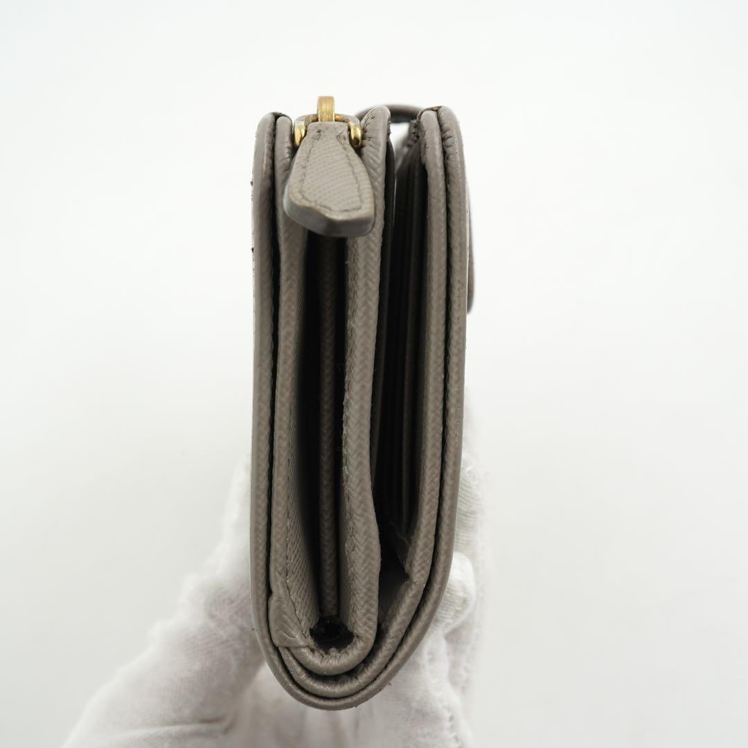 ✨付属品完備・未使用に近い✨　プラダ　二つ折り財布　サフィアーノ　メタルロゴ