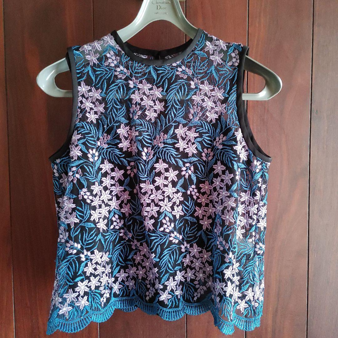 マメクロゴウチ　レース花柄刺繍トップス