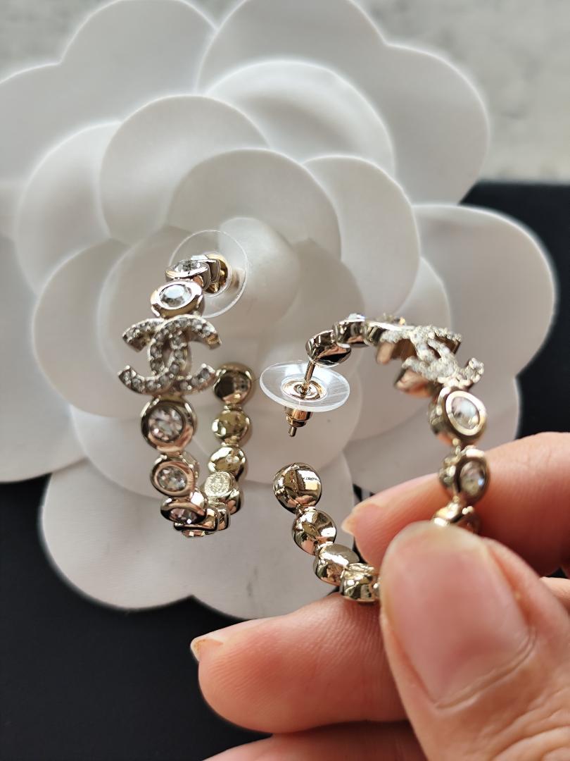 【クリスタルがキラキラ煌めく♡】CHANEL フープピアス CHANEL フープピアス クリスタル付き - メルカリ