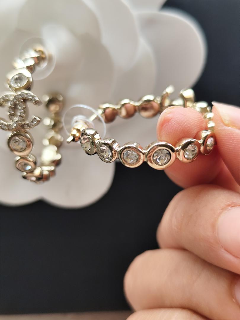 CHANEL♡フープピアス 中型 クリスタル装飾 CHANEL フープピアス クリスタル付き - メルカリ