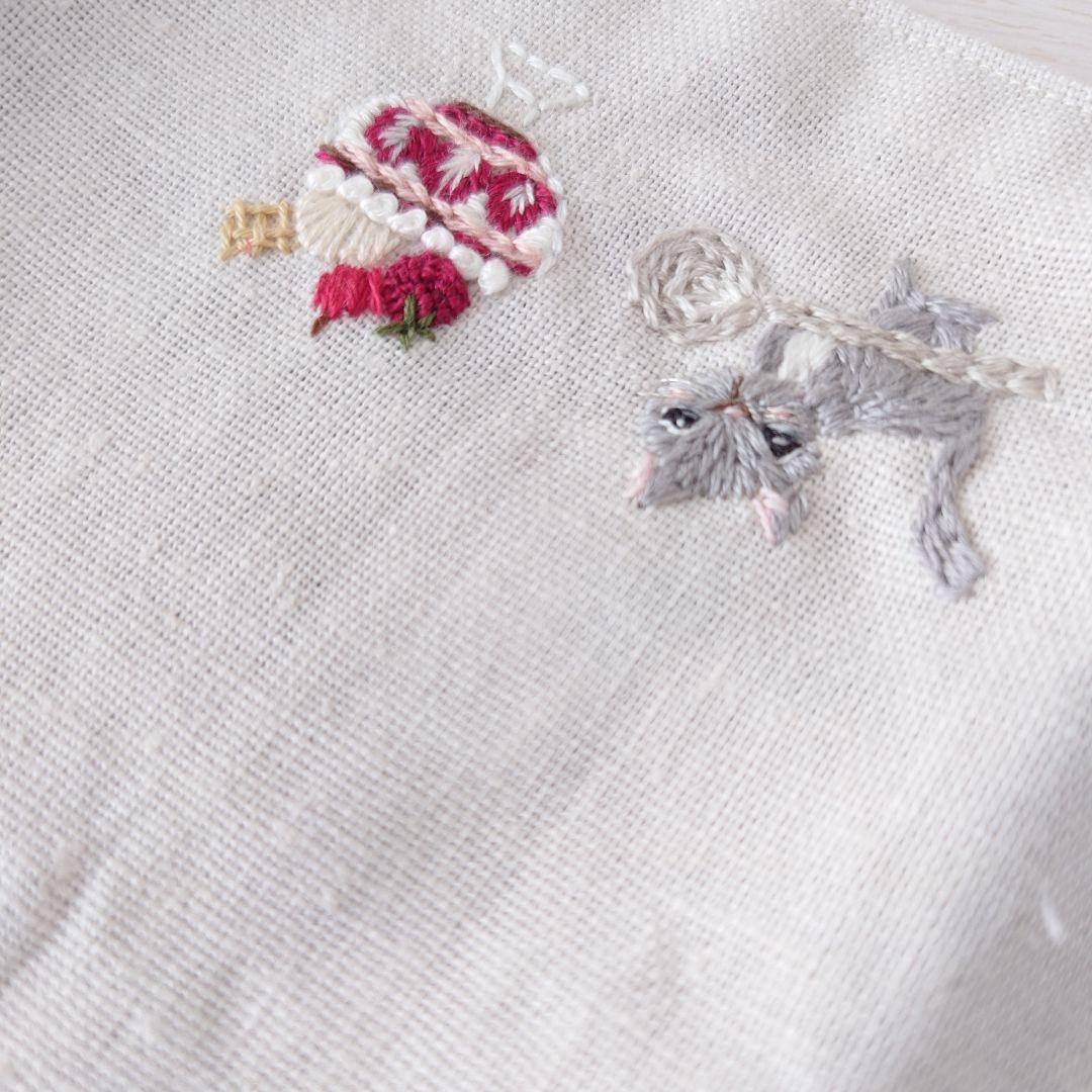 手刺繍入リネンスクエアミニマット【ねこといちごパフェ】 手刺繍入リネンスクエアミニマット【ねこといちごパフェ】