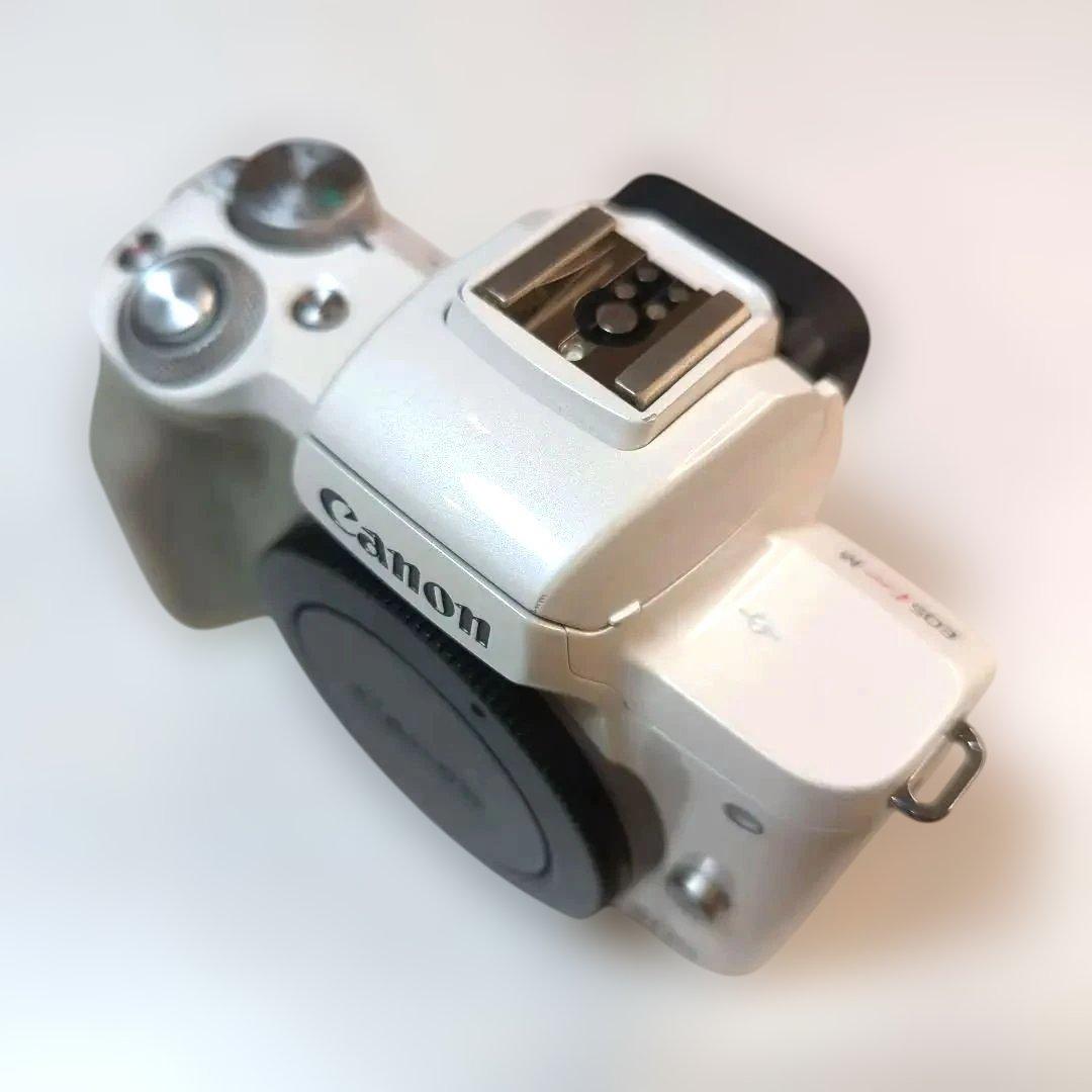 ♪Canon EOS kiss M ホワイト ミラーレスカメラ レンズ2本付き