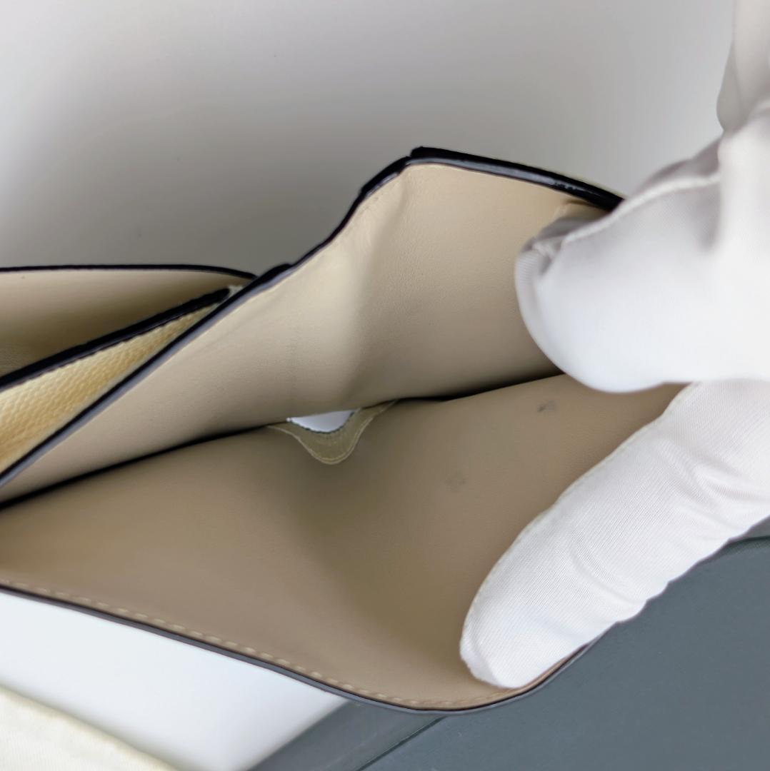 ヴァレクストラ イジィデ コンパクト ウォレット ペルガメーナ オフホワイト ヴァレクストラ イジィデ コンパクト ウォレット ペルガメーナ オフホワイト