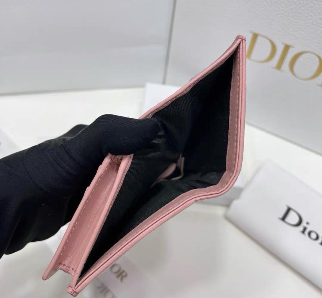 即日発送◾️Dior ピンク キルティング 二つ折り財布 - メルカリ