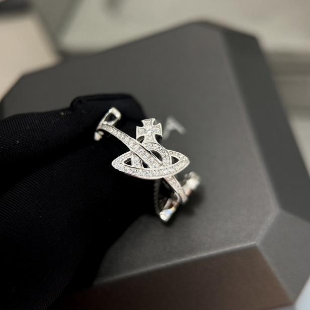 新品 Vivienne Westwood ロゴ入りシルバーリング