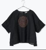 黒い刺繍入りコットンTシャツ