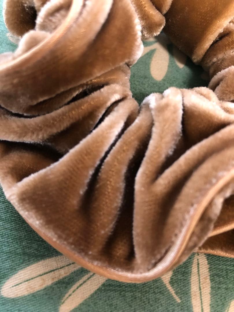 ALEXANDRE DE PARIS ベルベットブラウンシュシュ