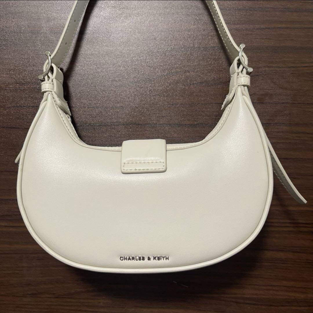 美品】CHARLES & KEITH ショルダーバッグ ホワイトファッシ
