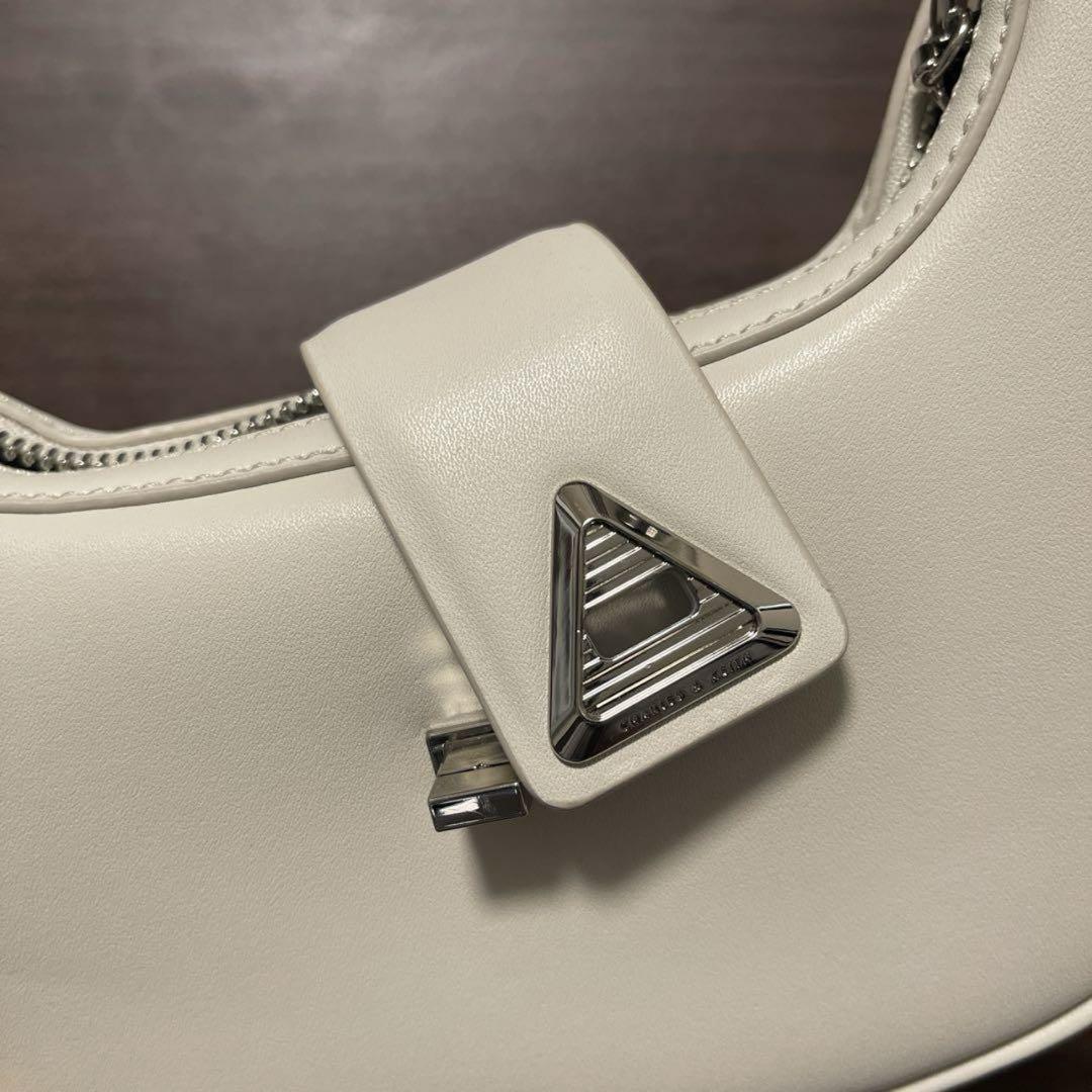 【人気投票 】ハイブランド人気ランキング！ 美品】CHARLES & KEITH ショルダーバッグ ホワイトファッシ バッグ