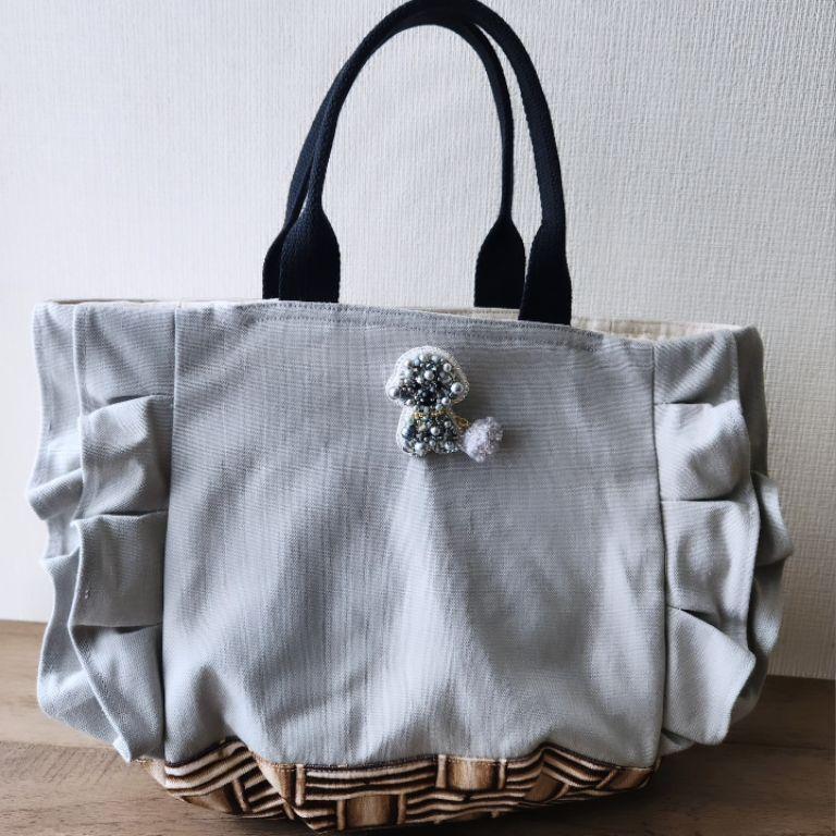 《ハンドメイド》トイプードルさんのビーズブローチ付きフリルが可愛いバルーンバッグ