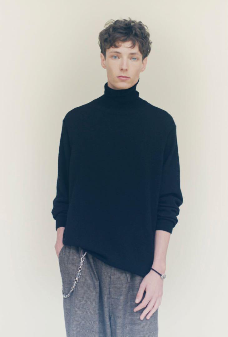Sara Finchley wallet chain